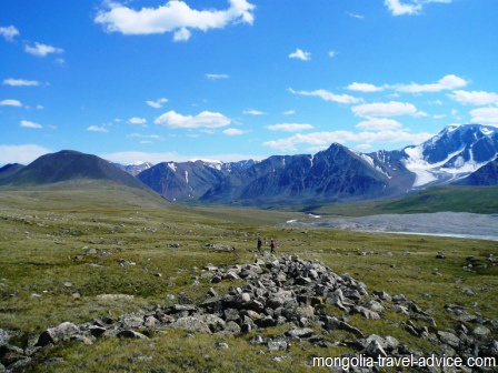 hiking mongolia altai mountains