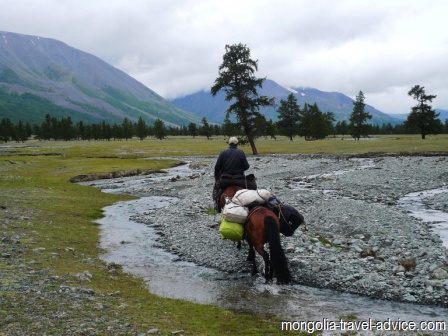 horse trek west mongolia altai mountains