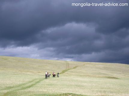 pictures of Mongolia: horseback riding in Central Mongolia